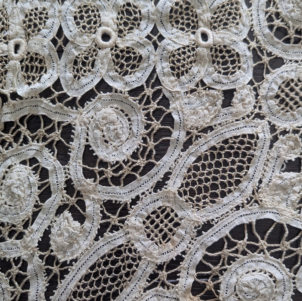 Vintage Table Topper - Picture 2 of 3